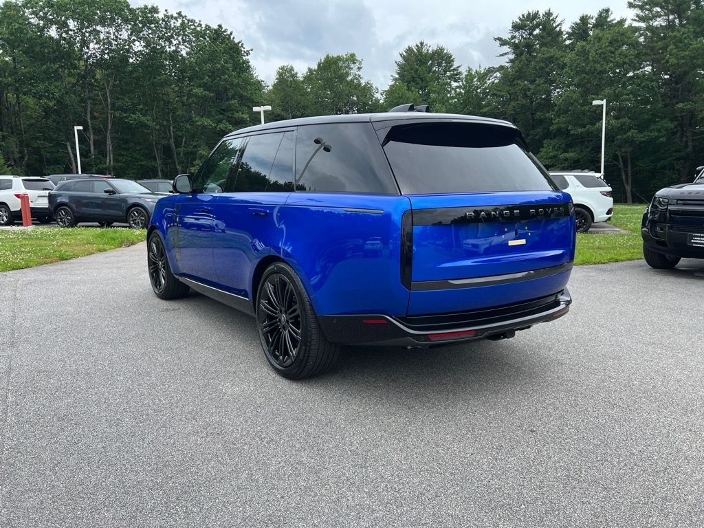 2025 Land Rover Range Rover SE photo 3