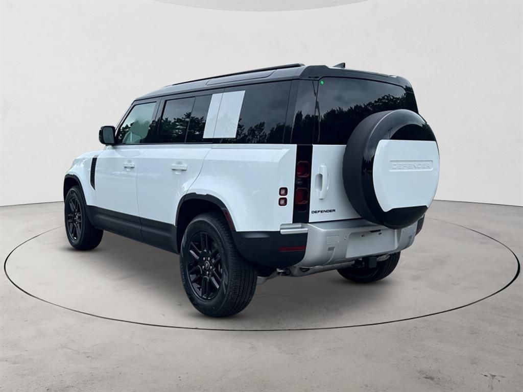 2025 Land Rover Defender 110 S photo 3