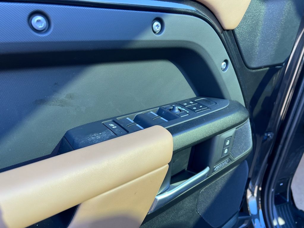 2026 Land Rover Defender V8 - Photo 10