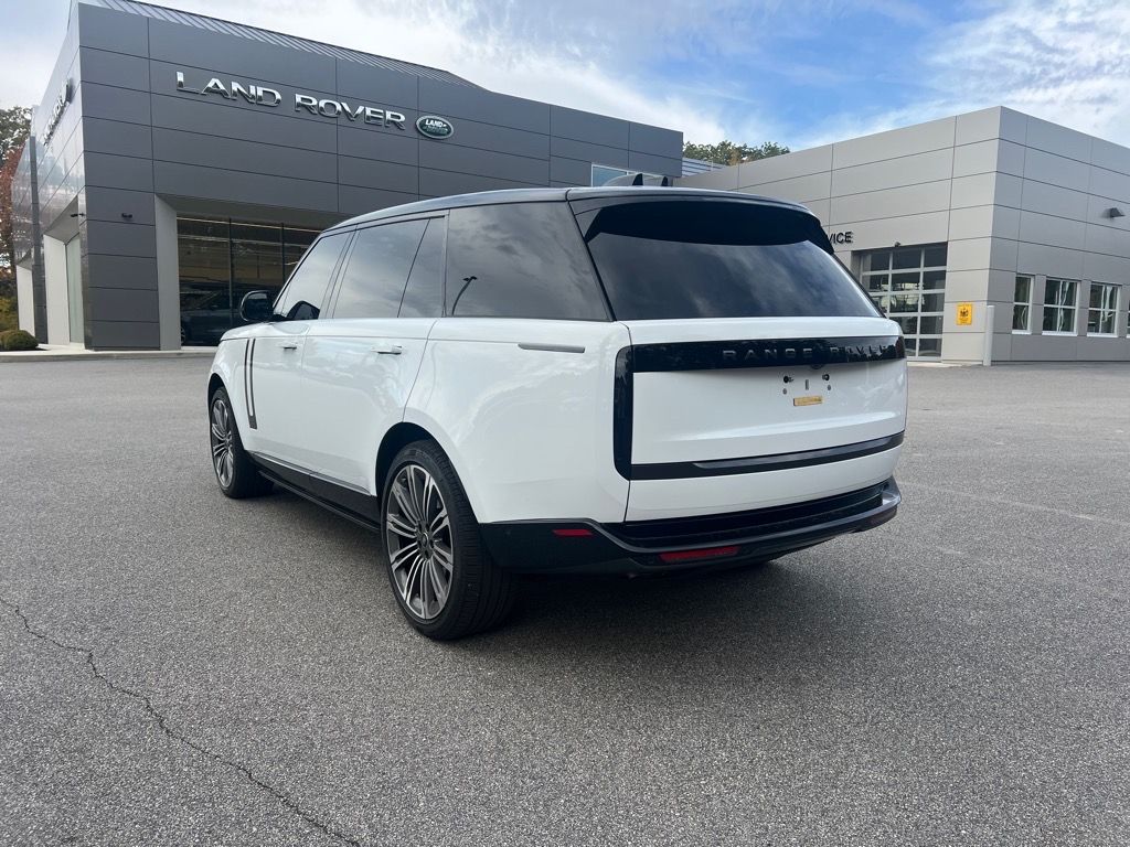 2025 Land Rover Range Rover SE photo 3