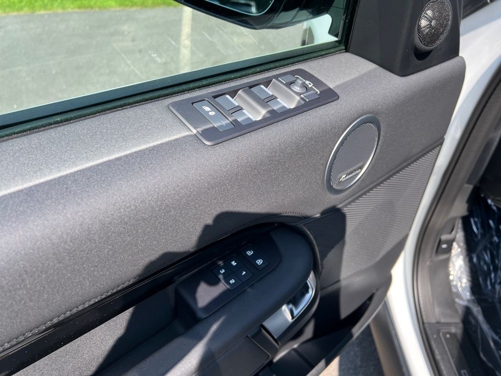 2025 Land Rover Discovery S - Photo 10