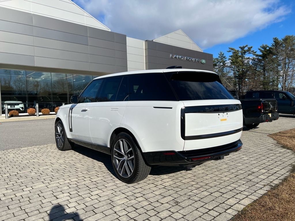 2025 Land Rover Range Rover SE photo 2
