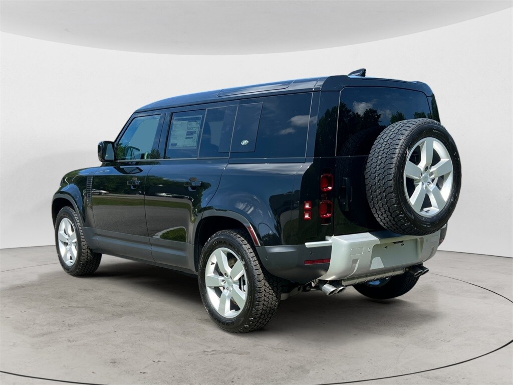 2024 Land Rover Defender 110 SE photo 3