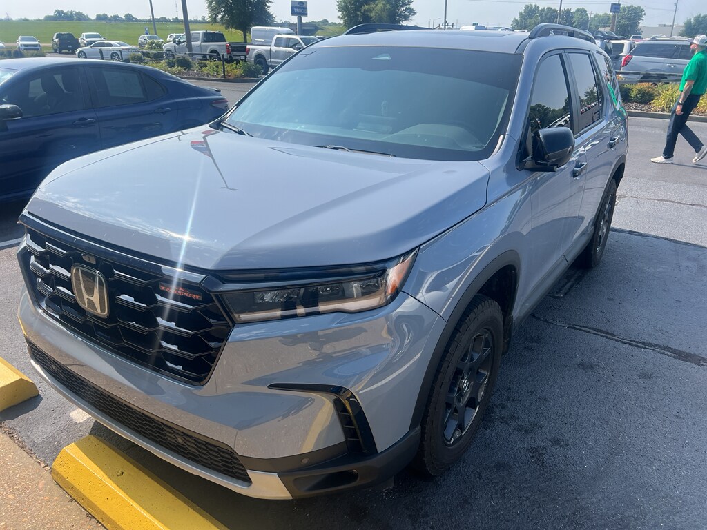 Used 2025 Honda Pilot TrailSport Sport Utility