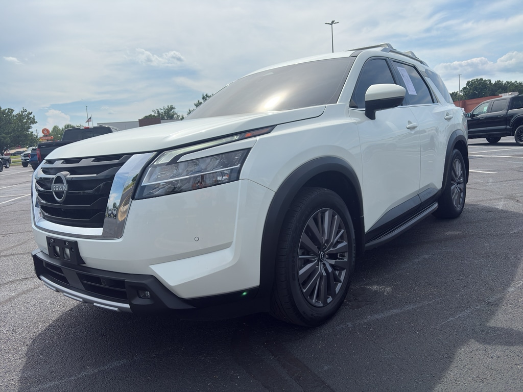 2023 Nissan Pathfinder SL 4WD's photo