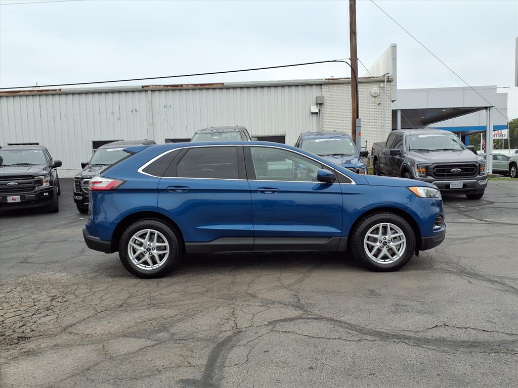 2022 Ford Edge SEL photo 2