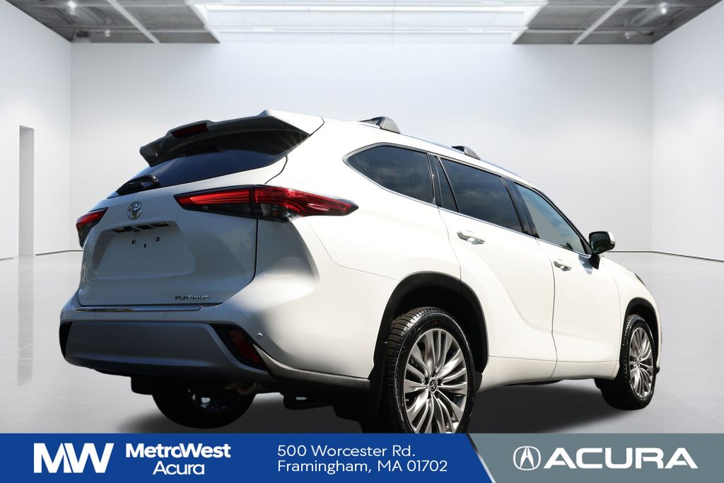 2022 Toyota Highlander Platinum photo 3