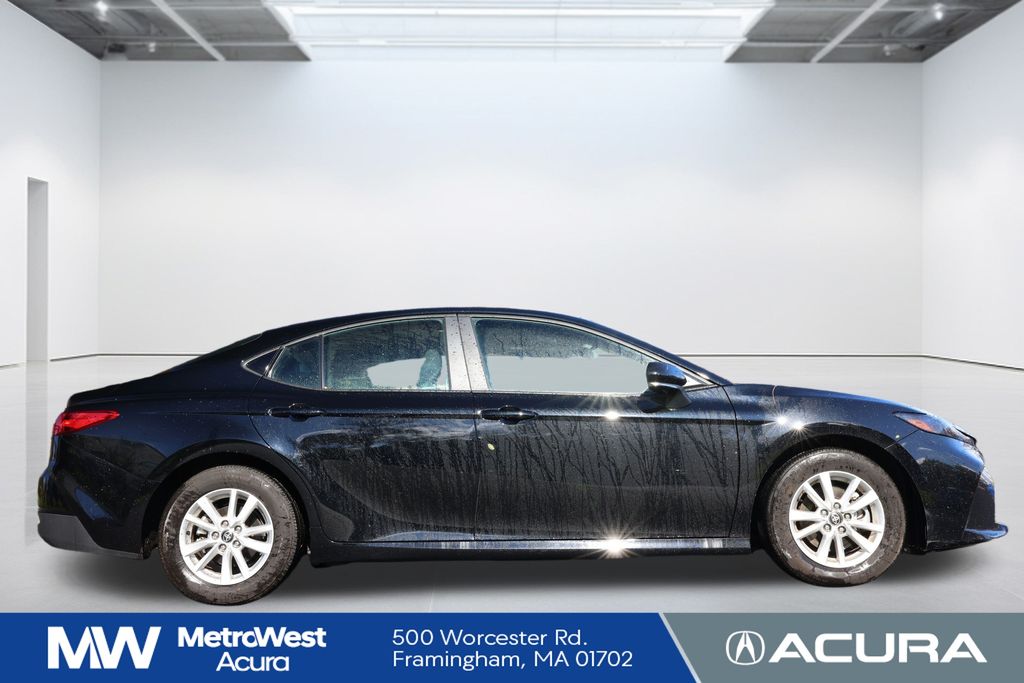 2025 Toyota Camry LE Hybrid photo 3