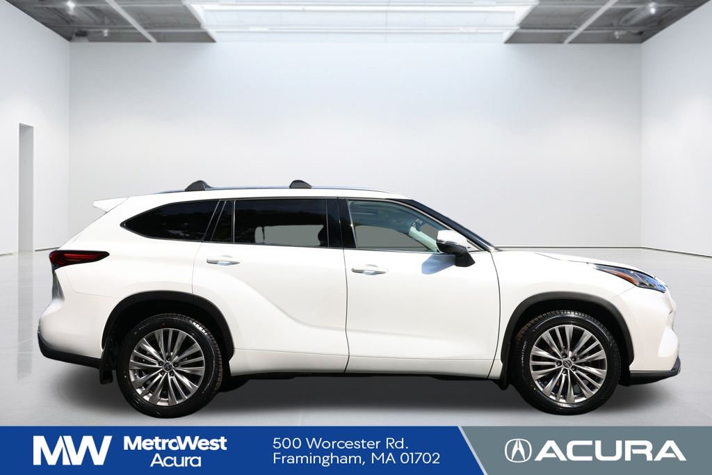 2022 Toyota Highlander Platinum photo 2