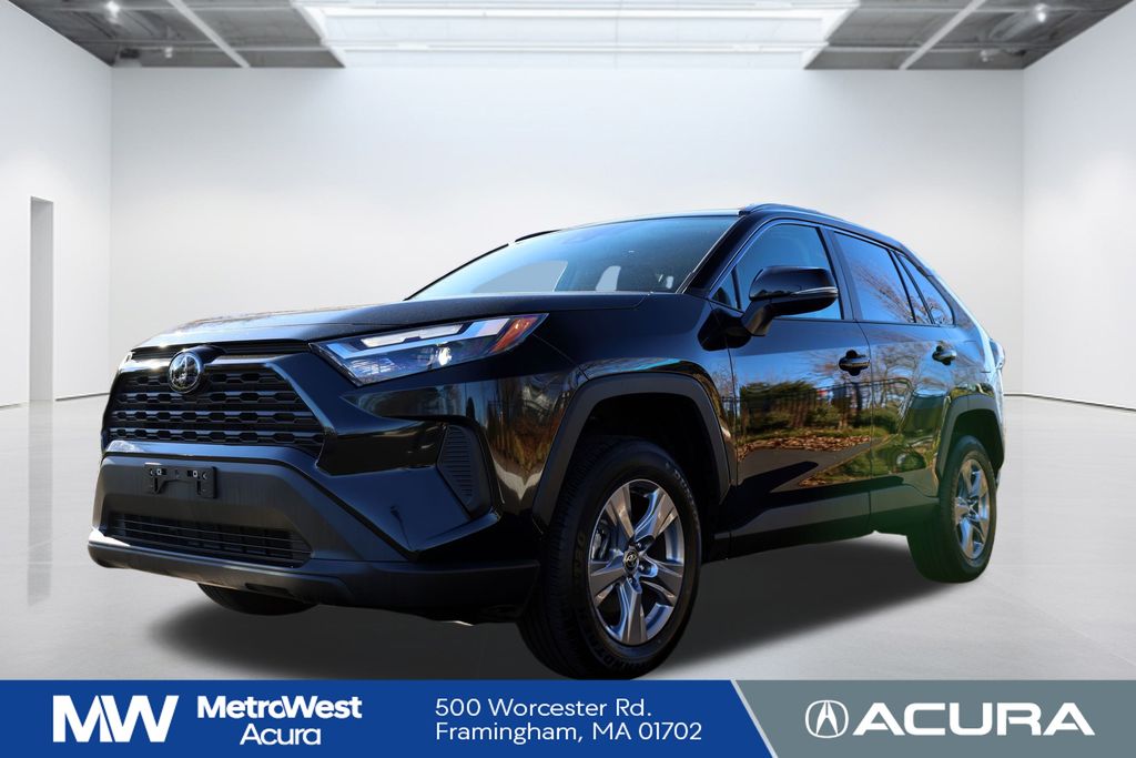2025 Toyota RAV4 XLE's photo