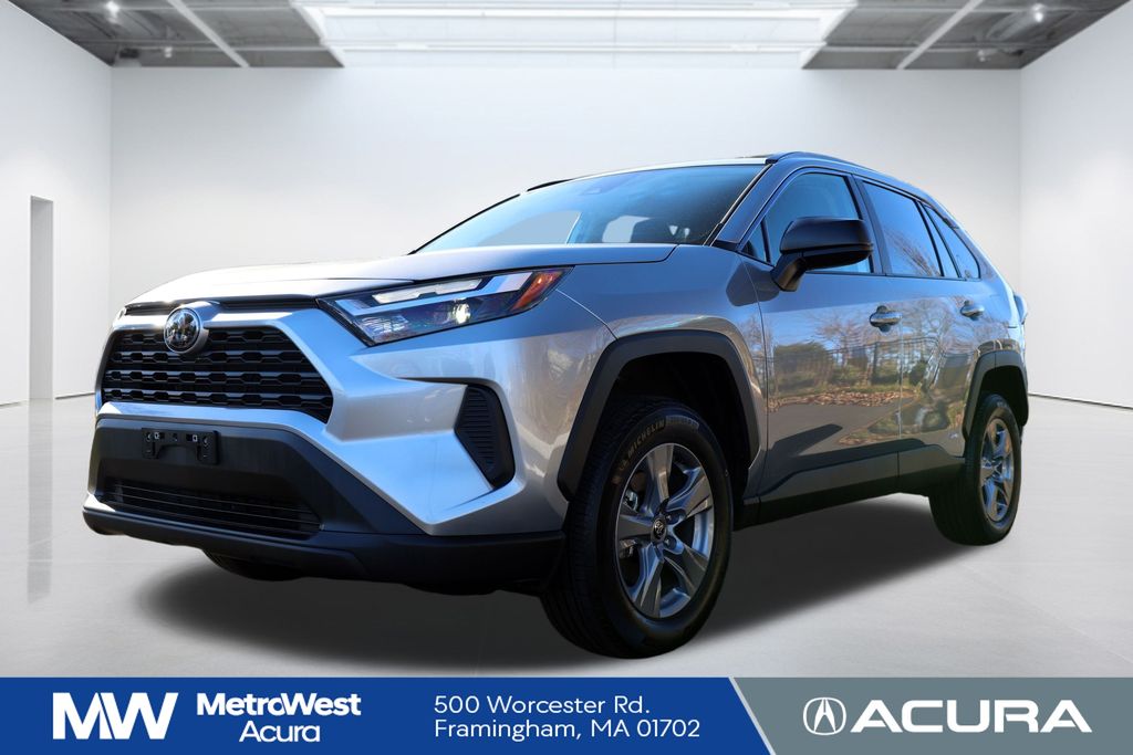 2025 Toyota RAV4 LE's photo