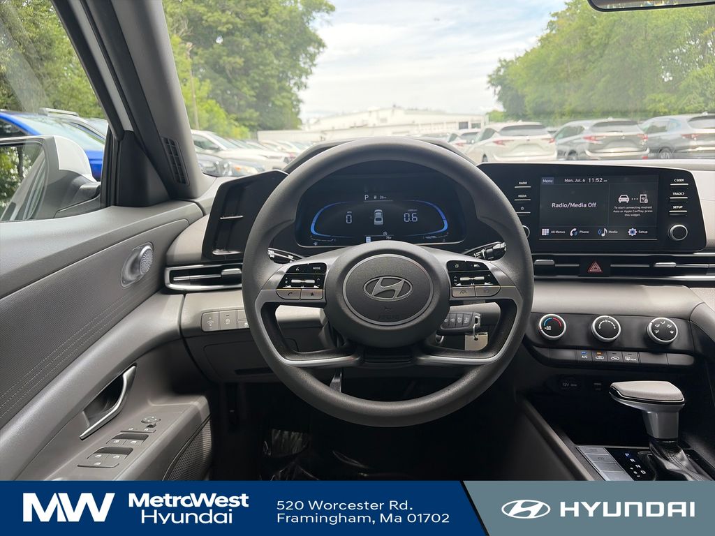 2024 Hyundai Elantra SE - Photo 13