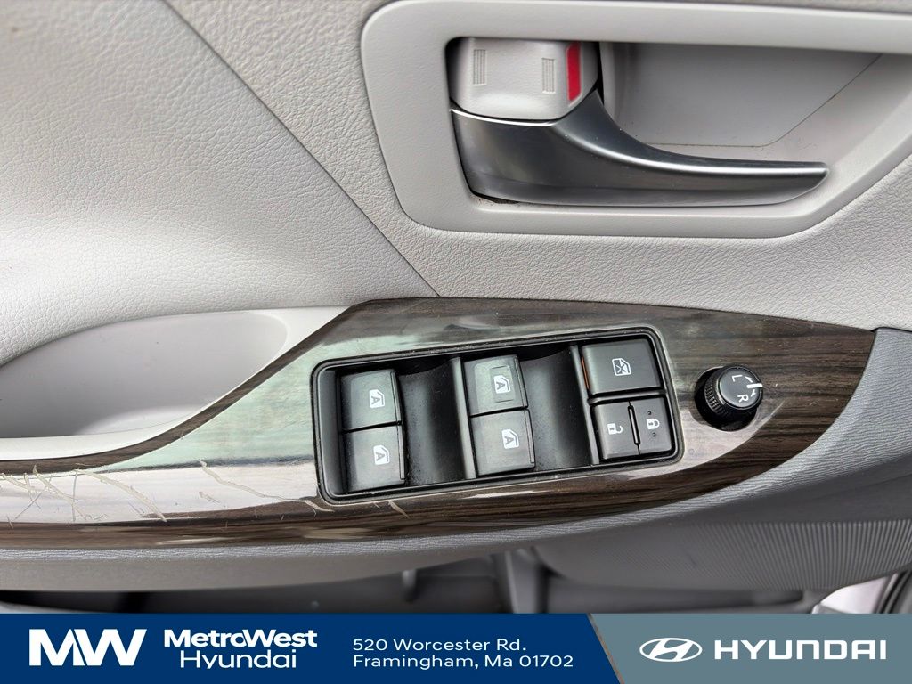 2019 Toyota Sienna XLE - Photo 10
