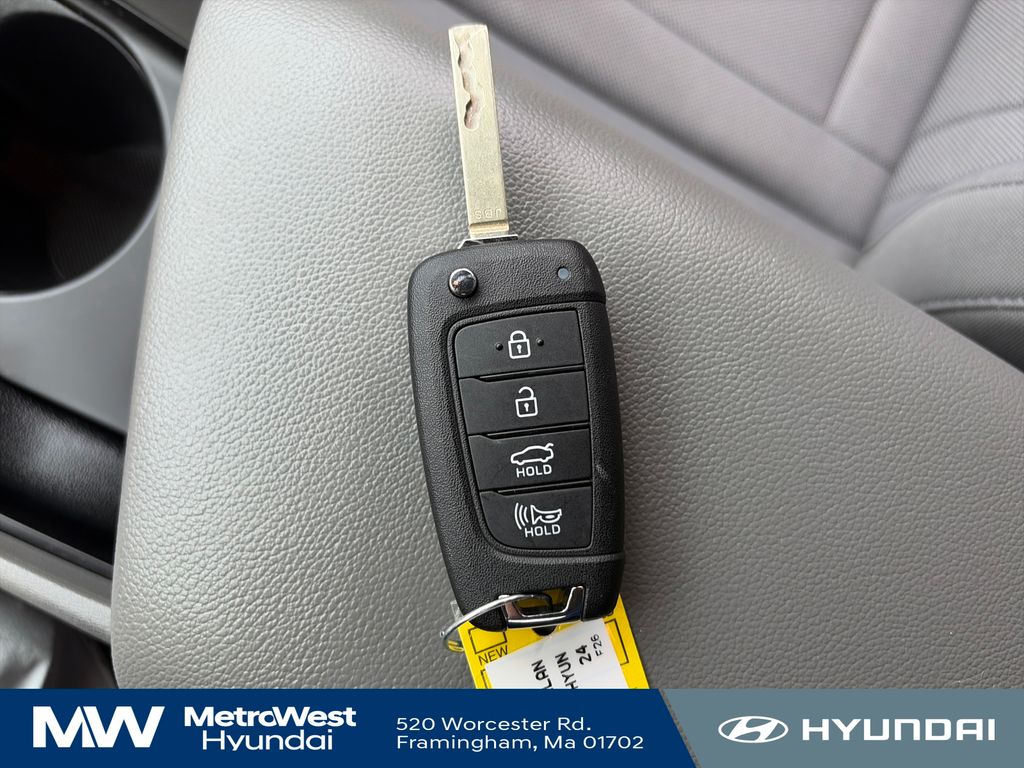 2024 Hyundai Elantra SE - Photo 28