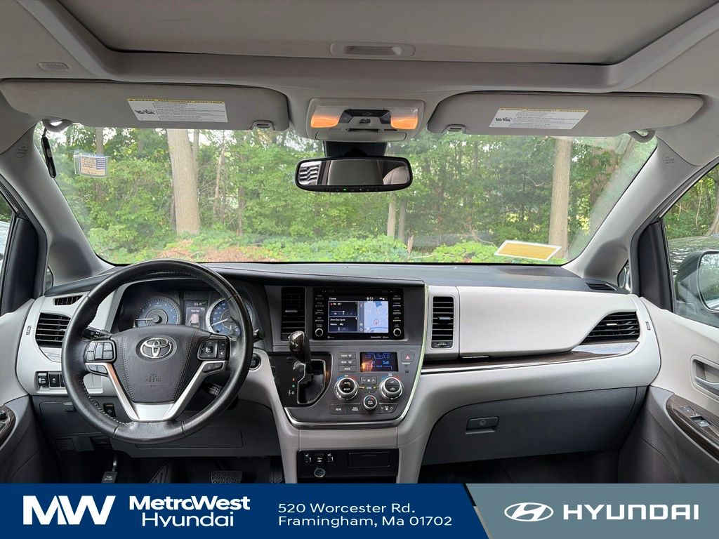 2019 Toyota Sienna XLE - Photo 11