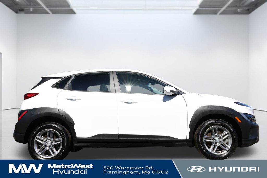 2023 Hyundai Kona SE photo 3