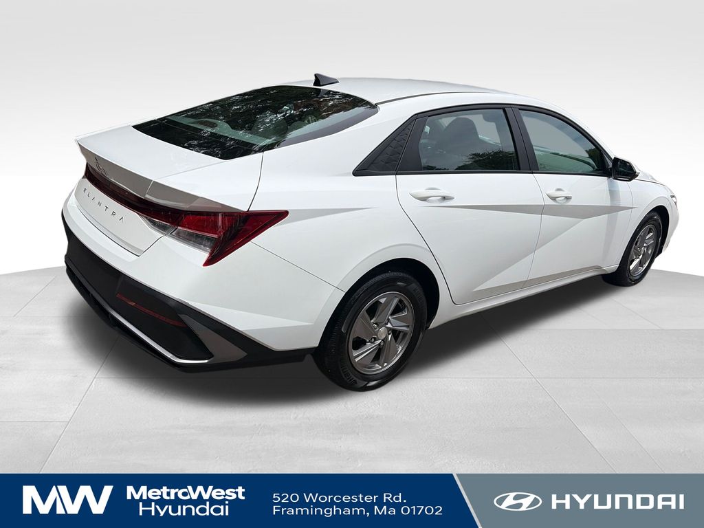 2024 Hyundai Elantra SE - Photo 5