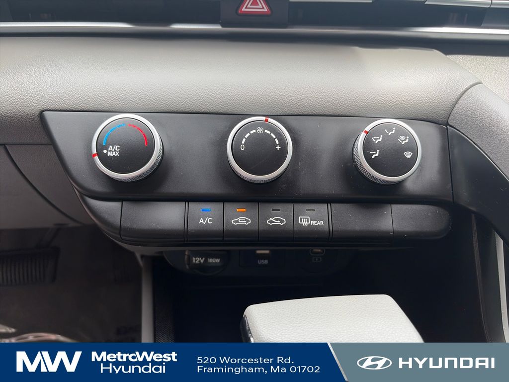 2024 Hyundai Elantra SE - Photo 18