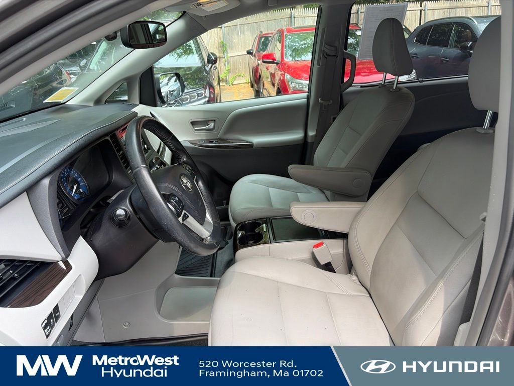 2019 Toyota Sienna XLE - Photo 8