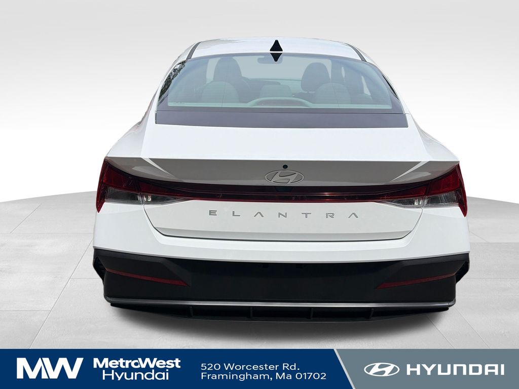 2024 Hyundai Elantra SE - Photo 4