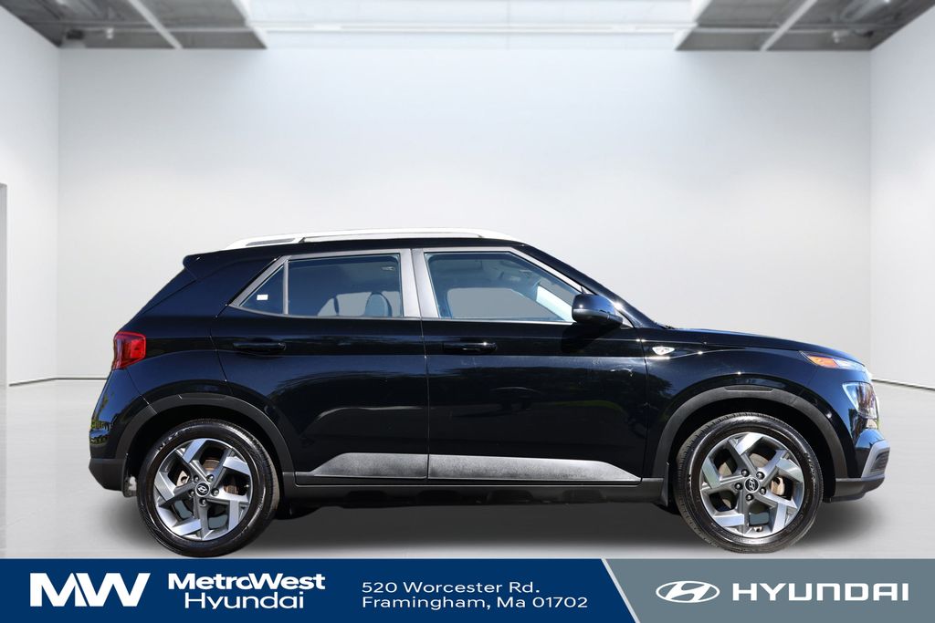 2023 Hyundai Venue SEL photo 2