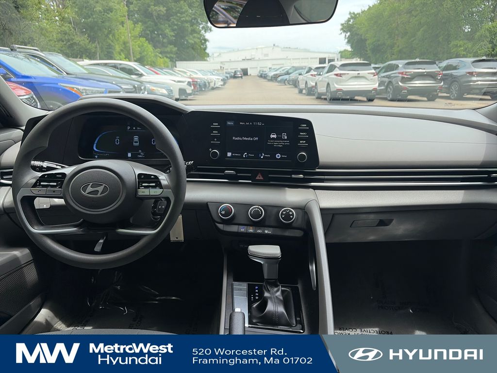 2024 Hyundai Elantra SE - Photo 12