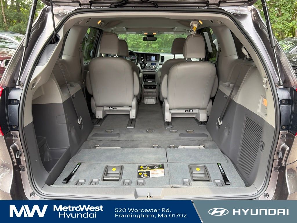2019 Toyota Sienna XLE - Photo 25