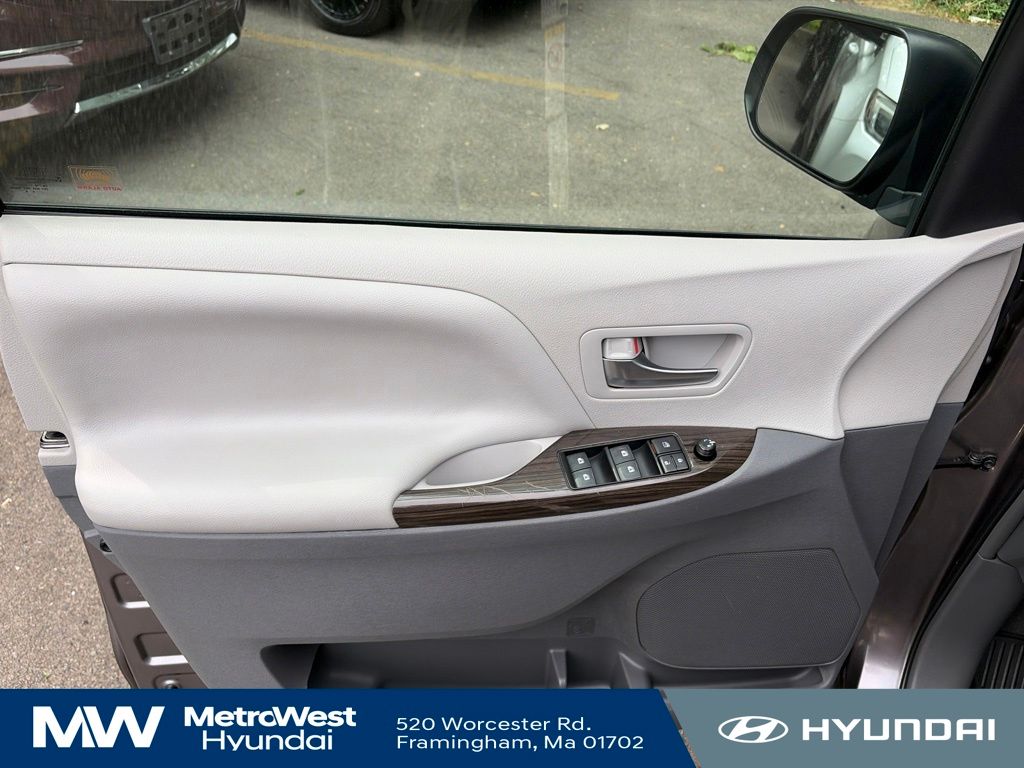2019 Toyota Sienna XLE - Photo 9