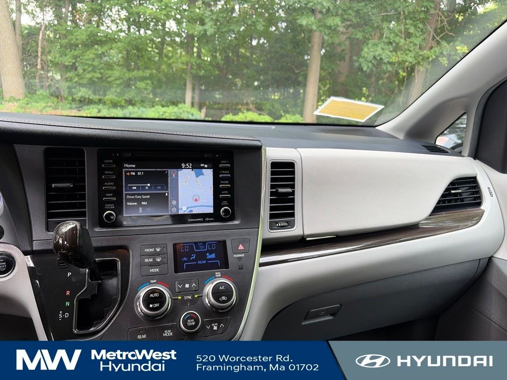 2019 Toyota Sienna XLE - Photo 16