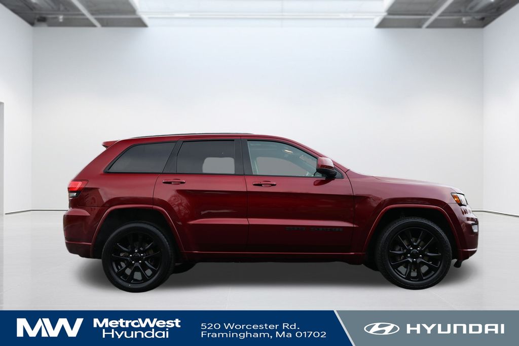 2020 Jeep Grand Cherokee Laredo photo 2