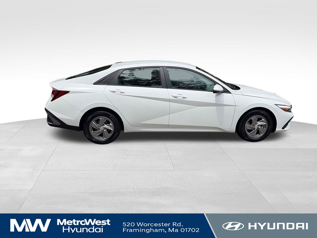 2024 Hyundai Elantra SE - Photo 6