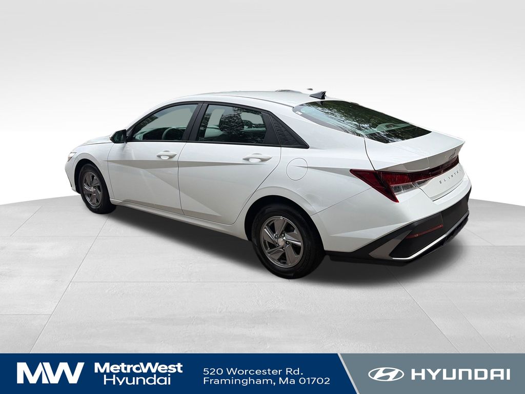 2024 Hyundai Elantra SE - Photo 3