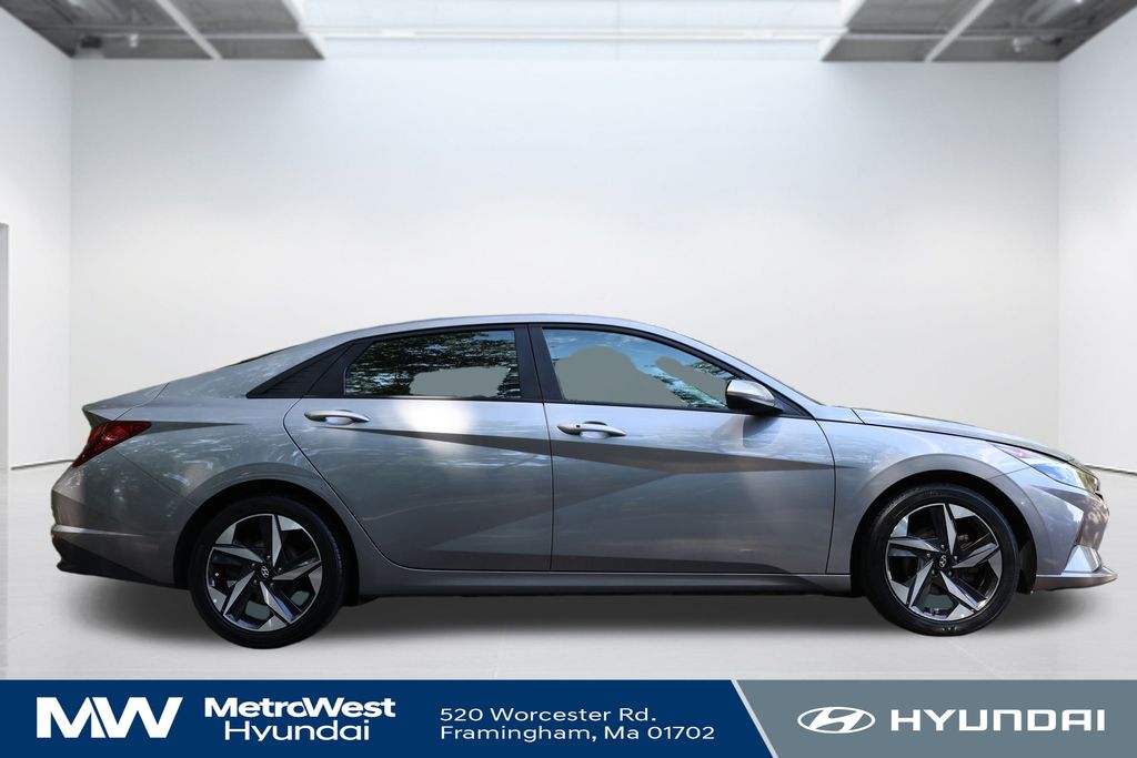 2023 Hyundai Elantra SEL photo 4