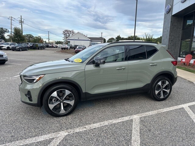2025 Volvo XC40 Plus photo 2