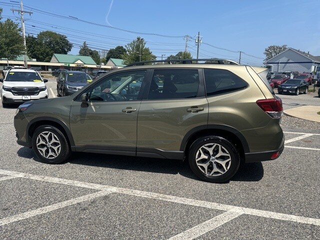 2022 Subaru Forester Premium photo 3