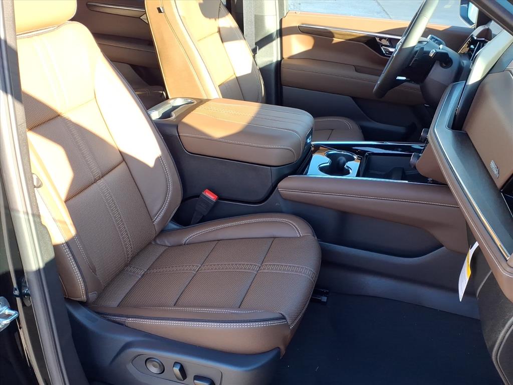 2026 Chevrolet Suburban High Country photo 4