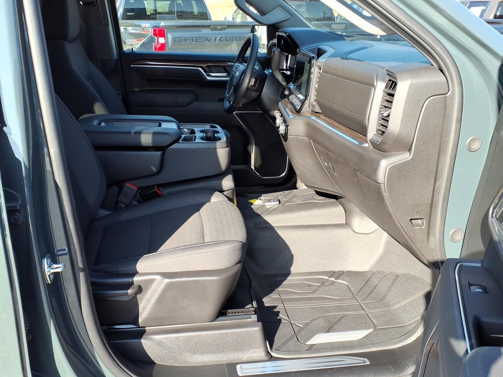 2025 Chevrolet Silverado 1500 LT - Photo 3