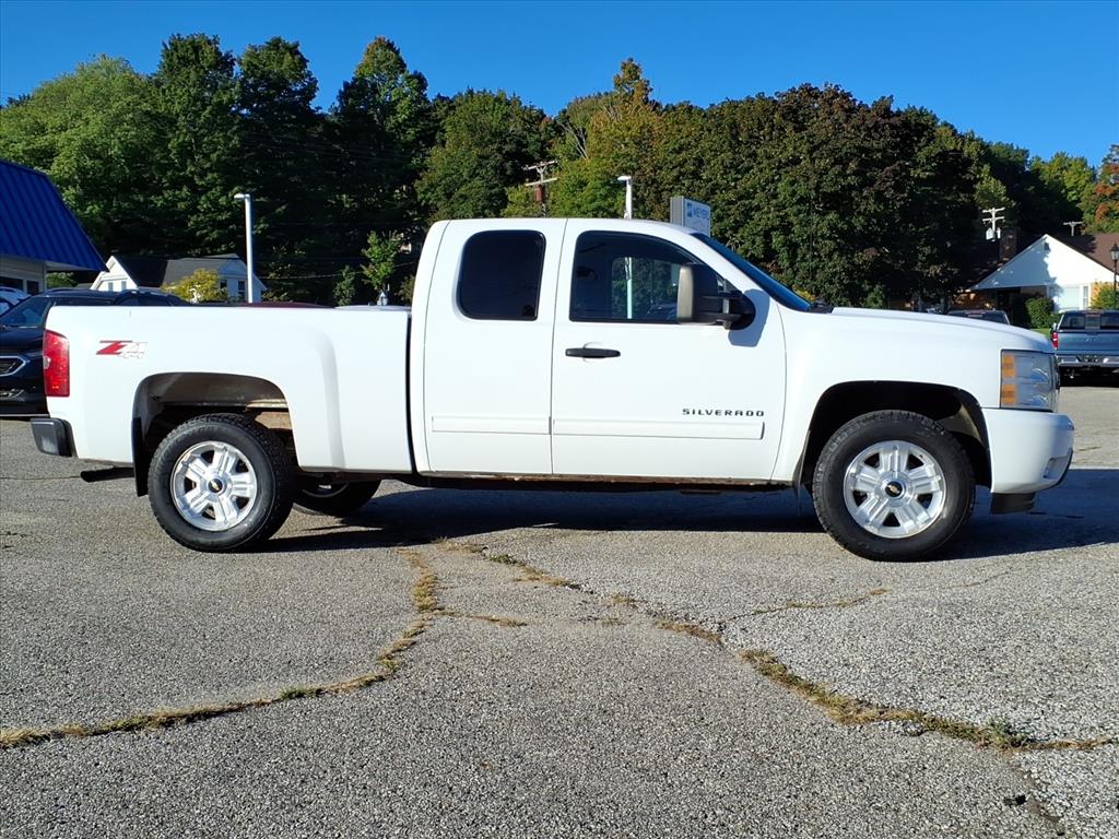 Used 2011 Chevrolet Silverado 1500 LT with VIN 1GCRKSE33BZ461613 for sale in New Era, MI