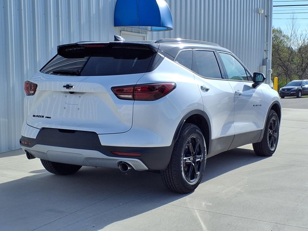 2025 Chevrolet Blazer 2LT photo 2