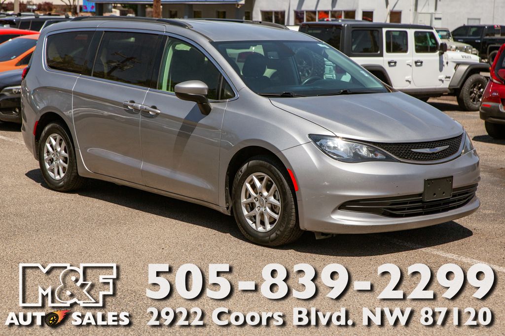 2020 Chrysler Voyager LXI's photo
