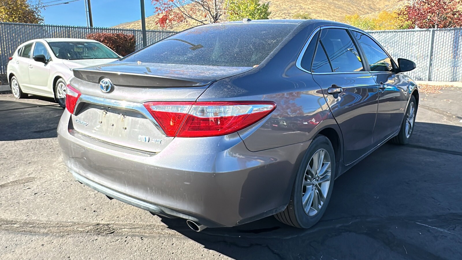 2017 Toyota Camry Hybrid SE photo 2