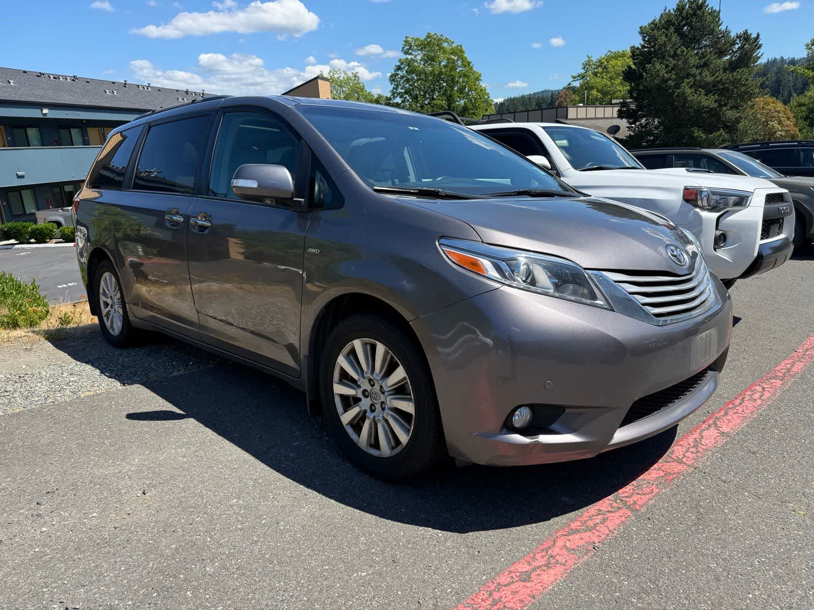 Thumbnail: 2017 Toyota Sienna - 4