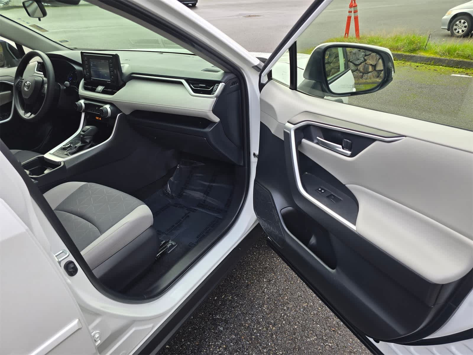 Thumbnail: 2020 Toyota RAV4 - 28