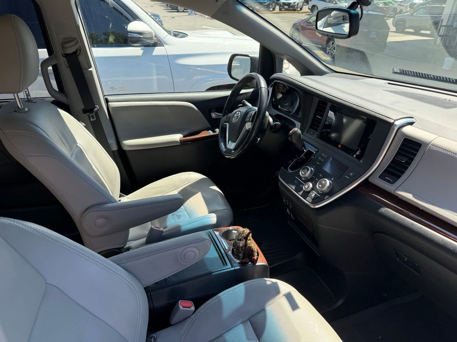 Thumbnail: 2017 Toyota Sienna - 6
