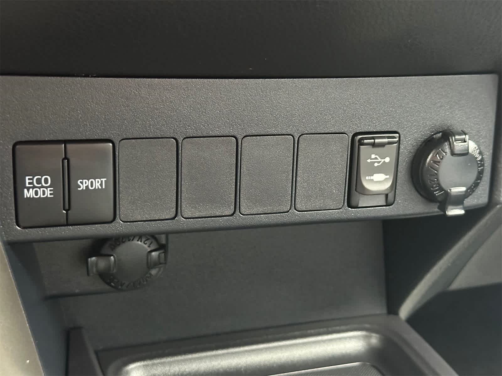 Thumbnail: 2015 Toyota RAV4 - 20