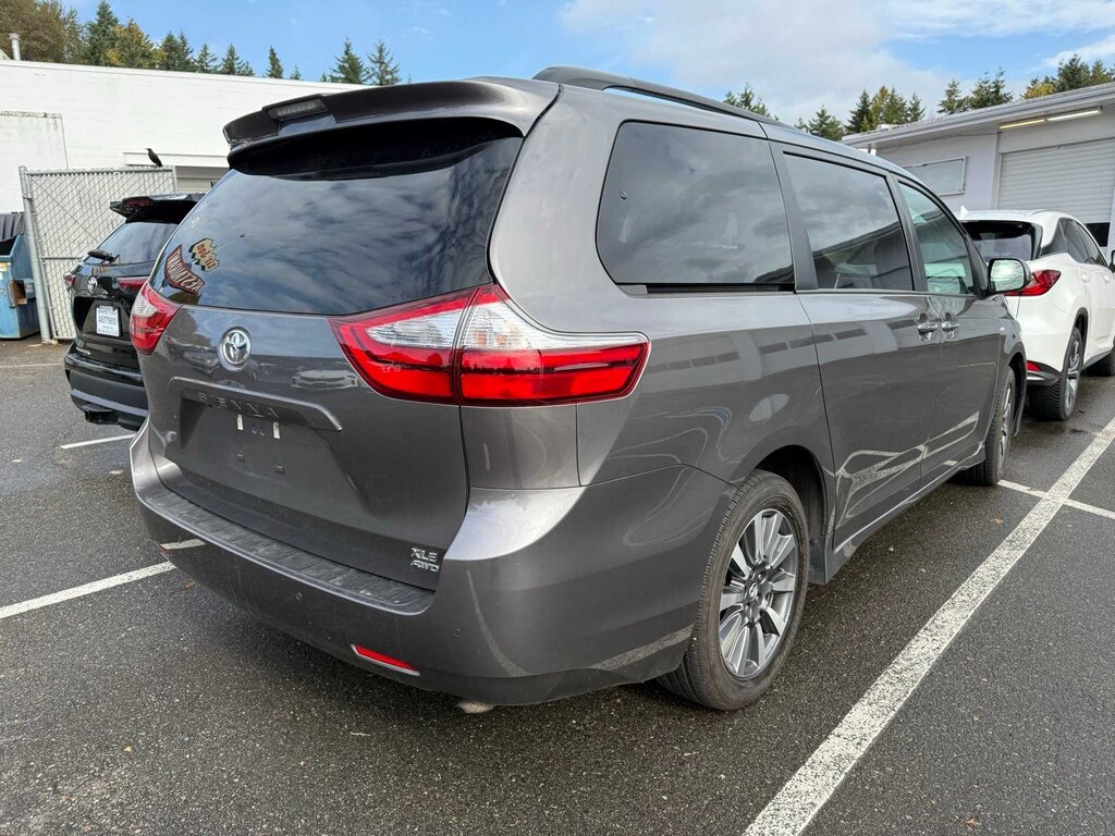 Used 2018 Toyota Sienna XLE Premium 7 Passenger Van Passenger Van