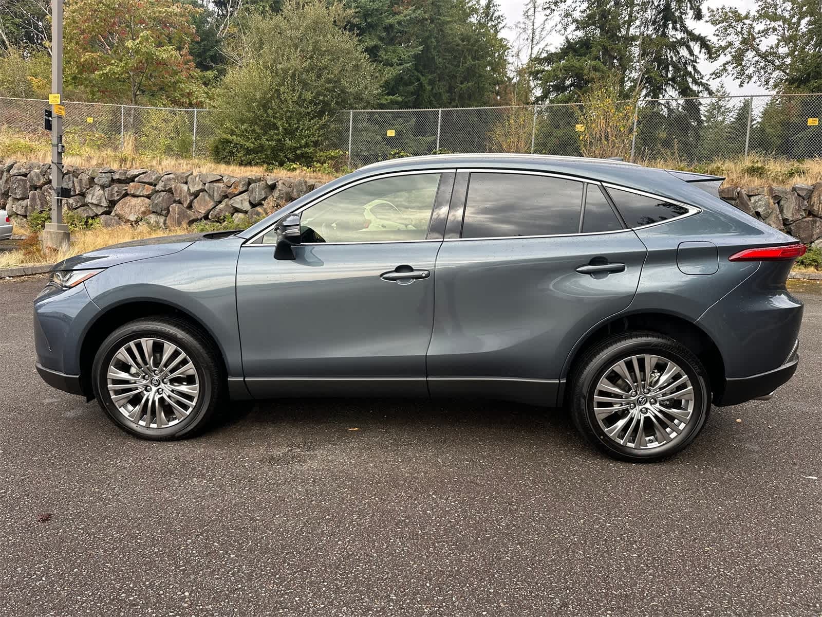 2022 Toyota Venza XLE photo 2