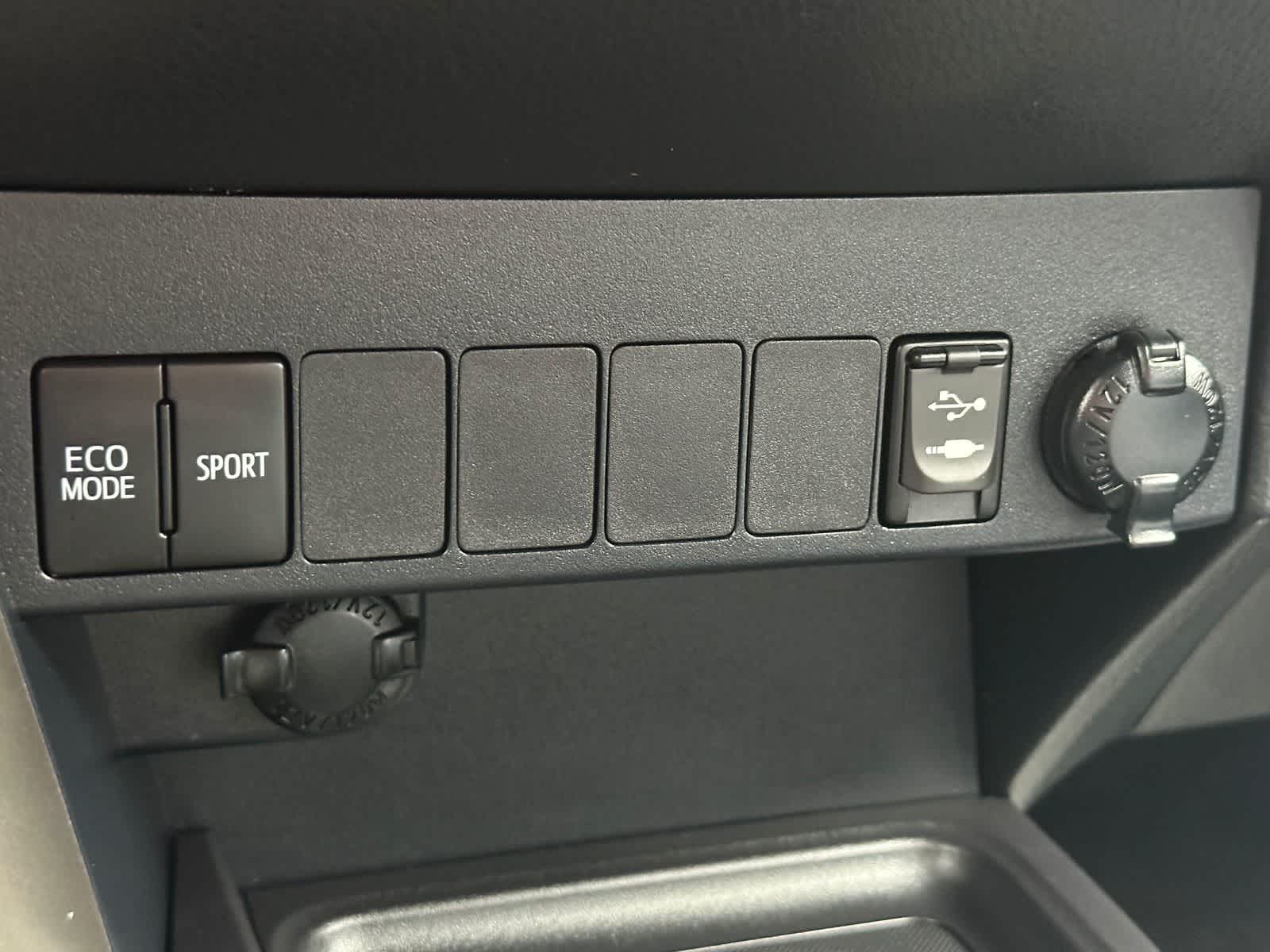 Thumbnail: 2015 Toyota RAV4 - 20