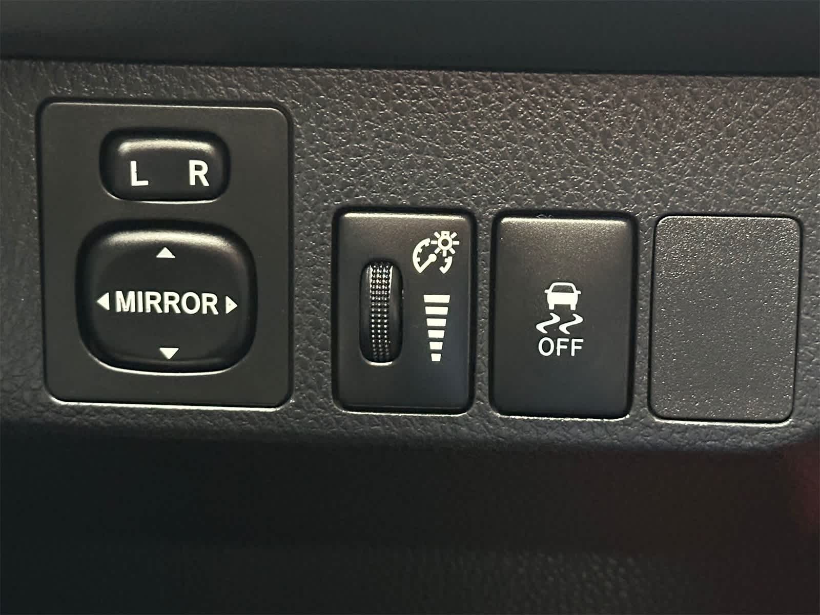 Thumbnail: 2015 Toyota RAV4 - 22