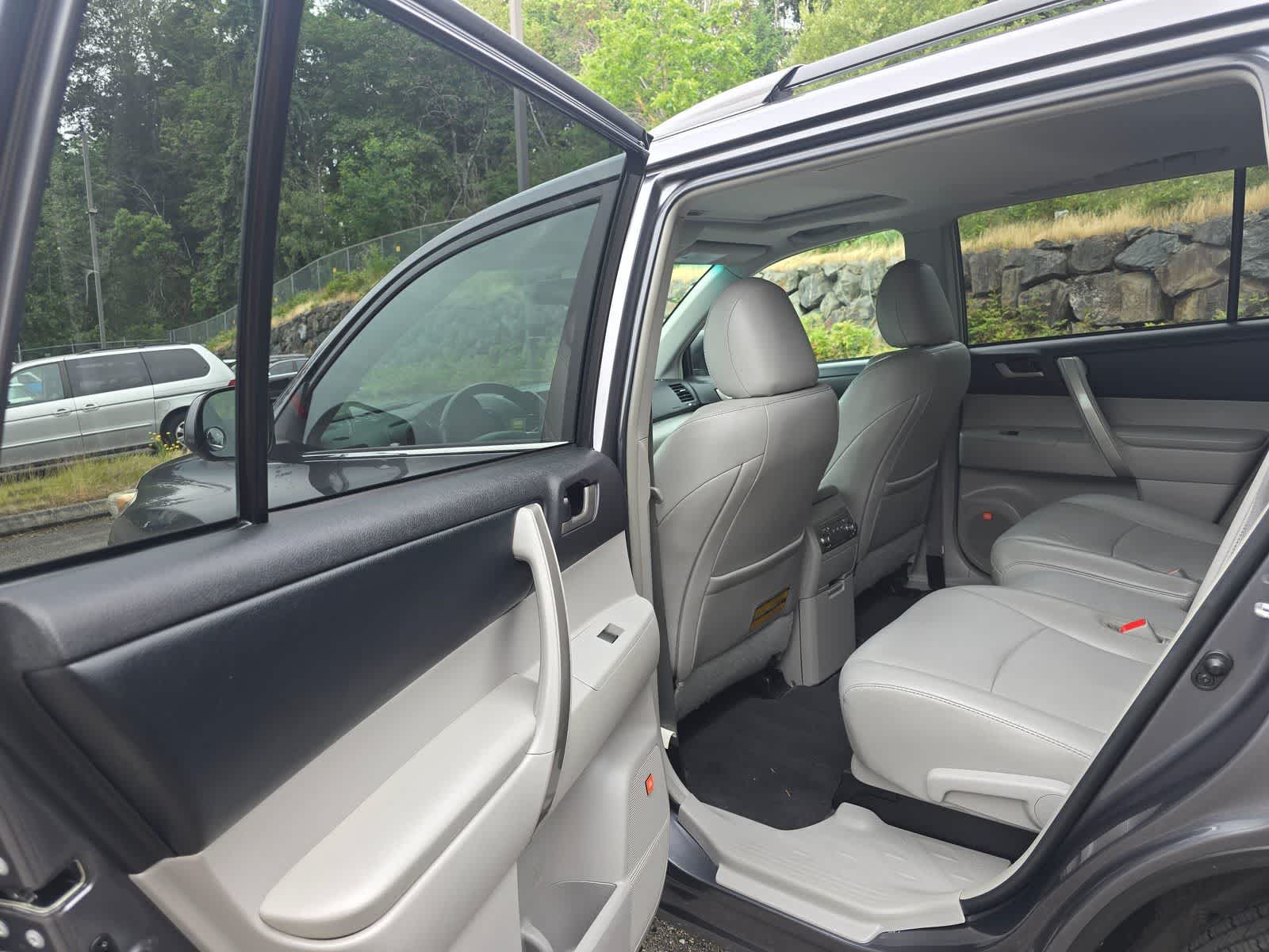 2011 Toyota Highlander SE - Photo 12